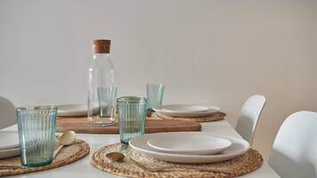 Single Room, Non Smoking, City View | In-room dining
