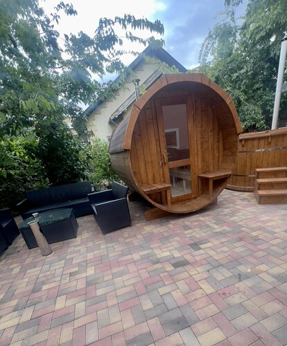 Awesome 5-bedroom house with AC in charming Budapest VIII Kerület.