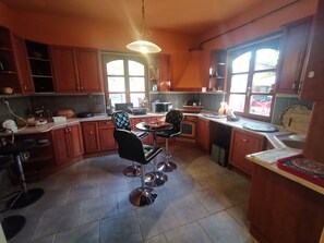 Microwave, oven, stovetop, dishwasher - Awesome 5-bedroom house with AC in charming Budapest VIII Kerület. (Budapest, VIII. Kerület)