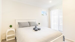 3 bedrooms, iron/ironing board, bed sheets - Iluka Sea Glass - Stay & Play by the Beautiful Clarence River (Iluka)