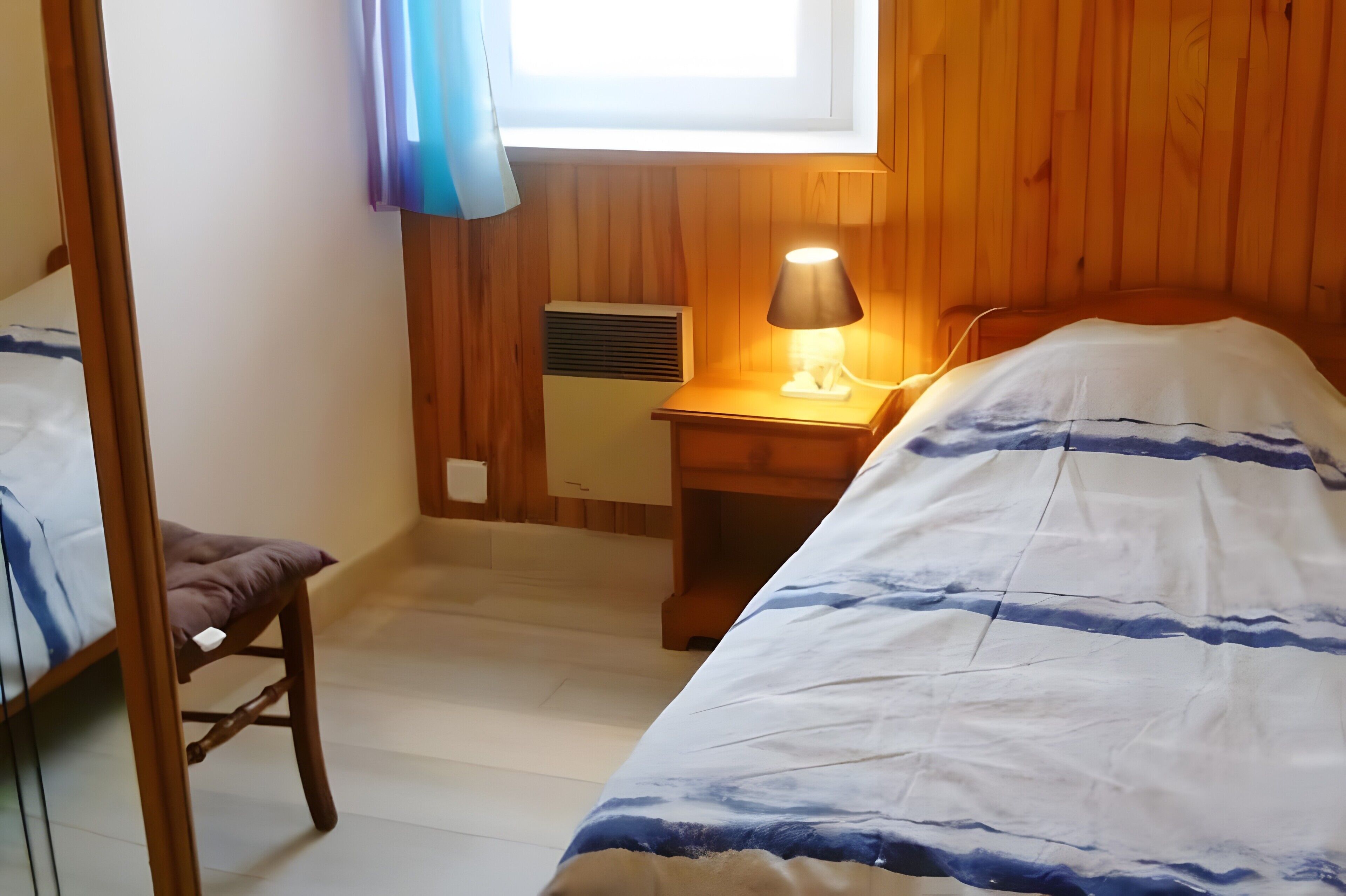 Tabla de planchar con plancha, wifi y ropa de cama 