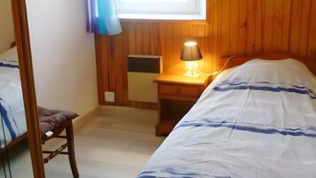 Tabla de planchar con plancha, wifi y ropa de cama