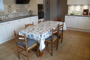 Dining - Ground-Floor Stone Cottage Between Countryside and Sea (Landunvez)