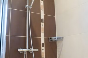 Douche, sèche-cheveux