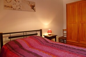 Iron/ironing board, WiFi, bed sheets - Ground-Floor Stone Cottage Between Countryside and Sea (Landunvez)