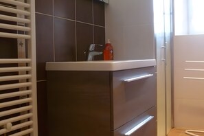 Shower, hair dryer - Ground-Floor Stone Cottage Between Countryside and Sea (Landunvez)