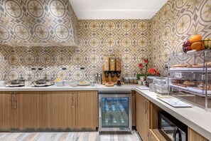 Refrigerador, microondas y cafetera y tetera