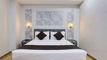 Quarto casal luxo, vista para a cidade | Ferros/tábuas de passar roupa, Wi-Fi de cortesia