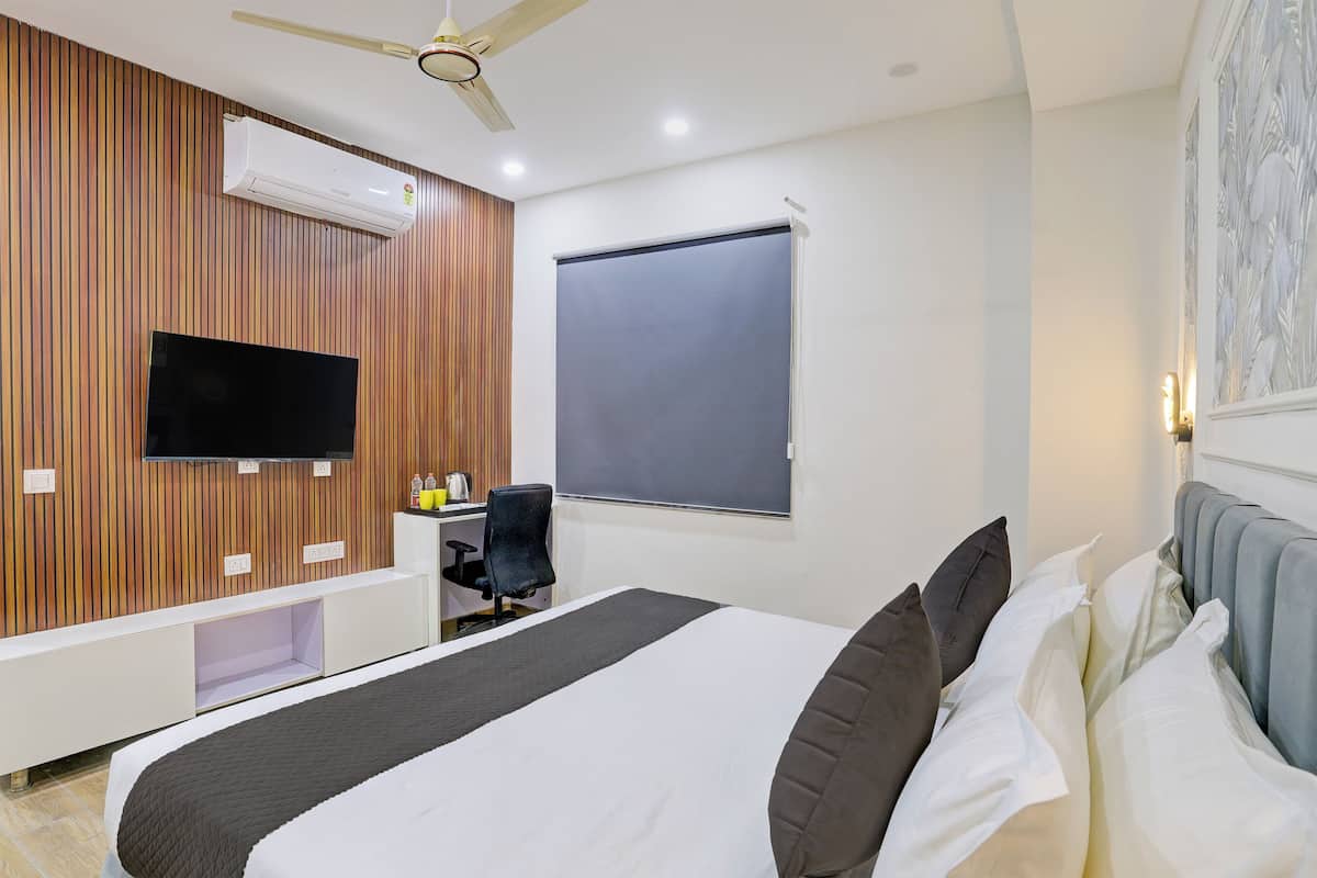 Deluxe Double Room, City View | Iron/ironing board, free WiFi