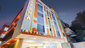 Un hotel moderno de diseño vertical, con el nombre 'RAASH' exhibido en destaque.