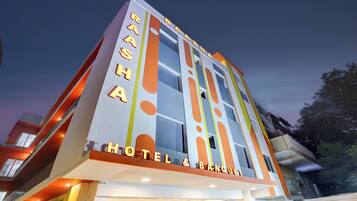 Fachada da propriedade à noite