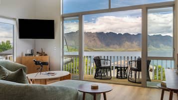 Smart TV, books, stereo, offices