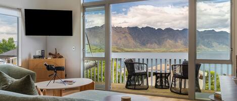 Smart-TV, bøker, stereoanlegg og kontorer