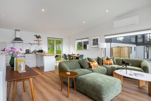 Smart TV, books, stereo, offices - Fernhill Lookout | 5 min to Town • Remarkable View (Queenstown)