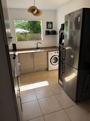 Fridge, microwave, oven, stovetop - Small contemporary house, ideal for families (Rivière-Salée)