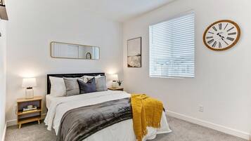 Travel cot, WiFi, bed sheets