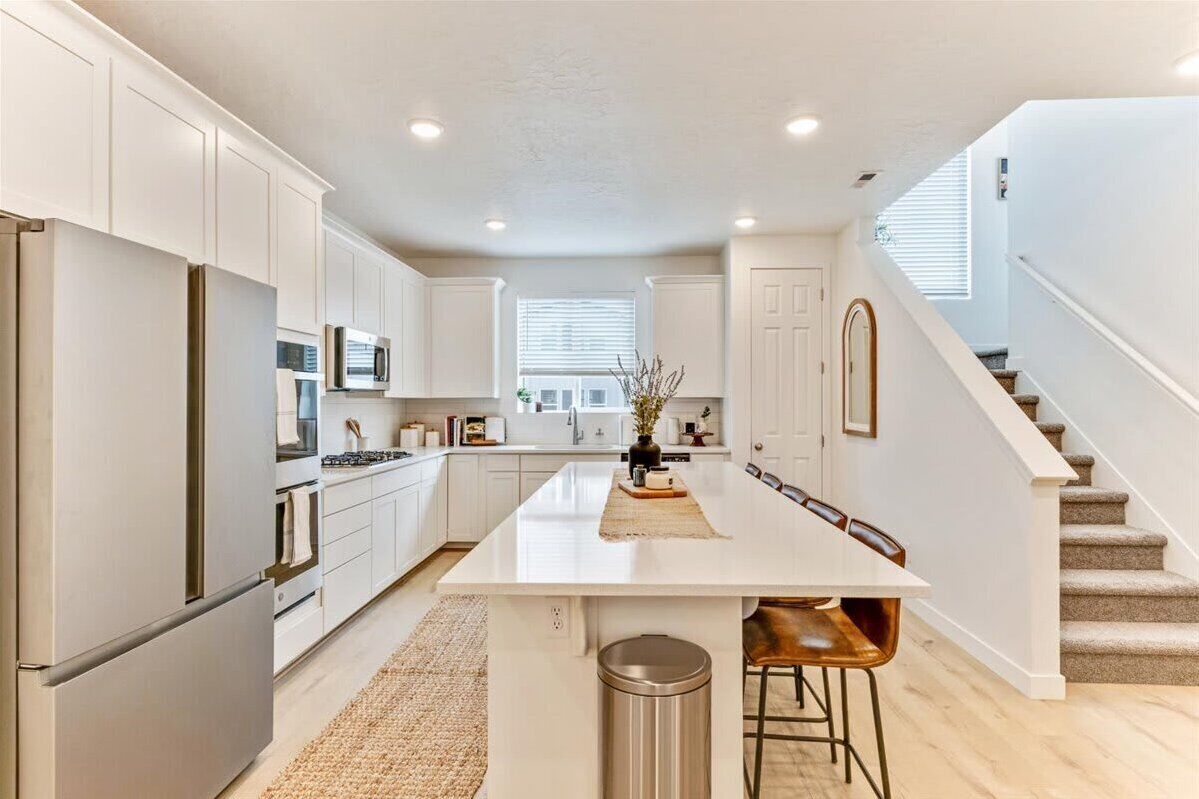 Geladeira, micro-ondas, fogão, cooktop