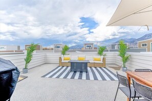 Outdoor dining - Right off i15, Rooftop Patio, BBQ Grill! (American Fork)
