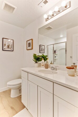 Shower, towels - Right off i15, Rooftop Patio, BBQ Grill! (American Fork)