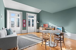 TV - GuestReady - Cosy duplex in Porto's vibrant heart (Porto)
