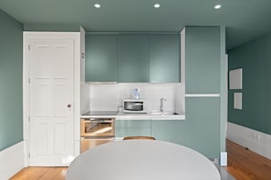 Wasserkocher mit Kaffee-/Teezubehör, Kühlschrank, Mikrowelle, Ofen