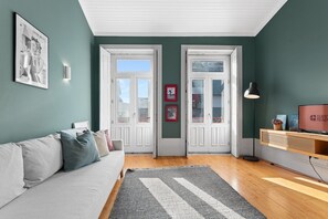 TV - GuestReady - Cosy duplex in Porto's vibrant heart (Porto)