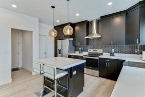 Private kitchen - Right off Freeway, Quiet Neighborhood, King Bed! (Vineyard)