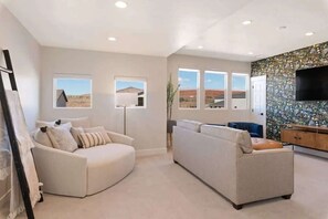 Living area - Pool & Hot tub, Nearby Air Hockey, Pickleball! (Washington)