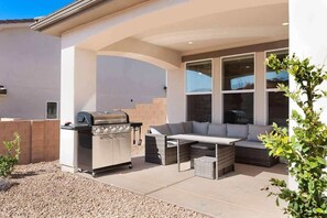 Terrace/patio - Pool & Hot tub, Nearby Air Hockey, Pickleball! (Washington)