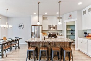 Refrigerador, microondas, placa de cocina, lavavajillas