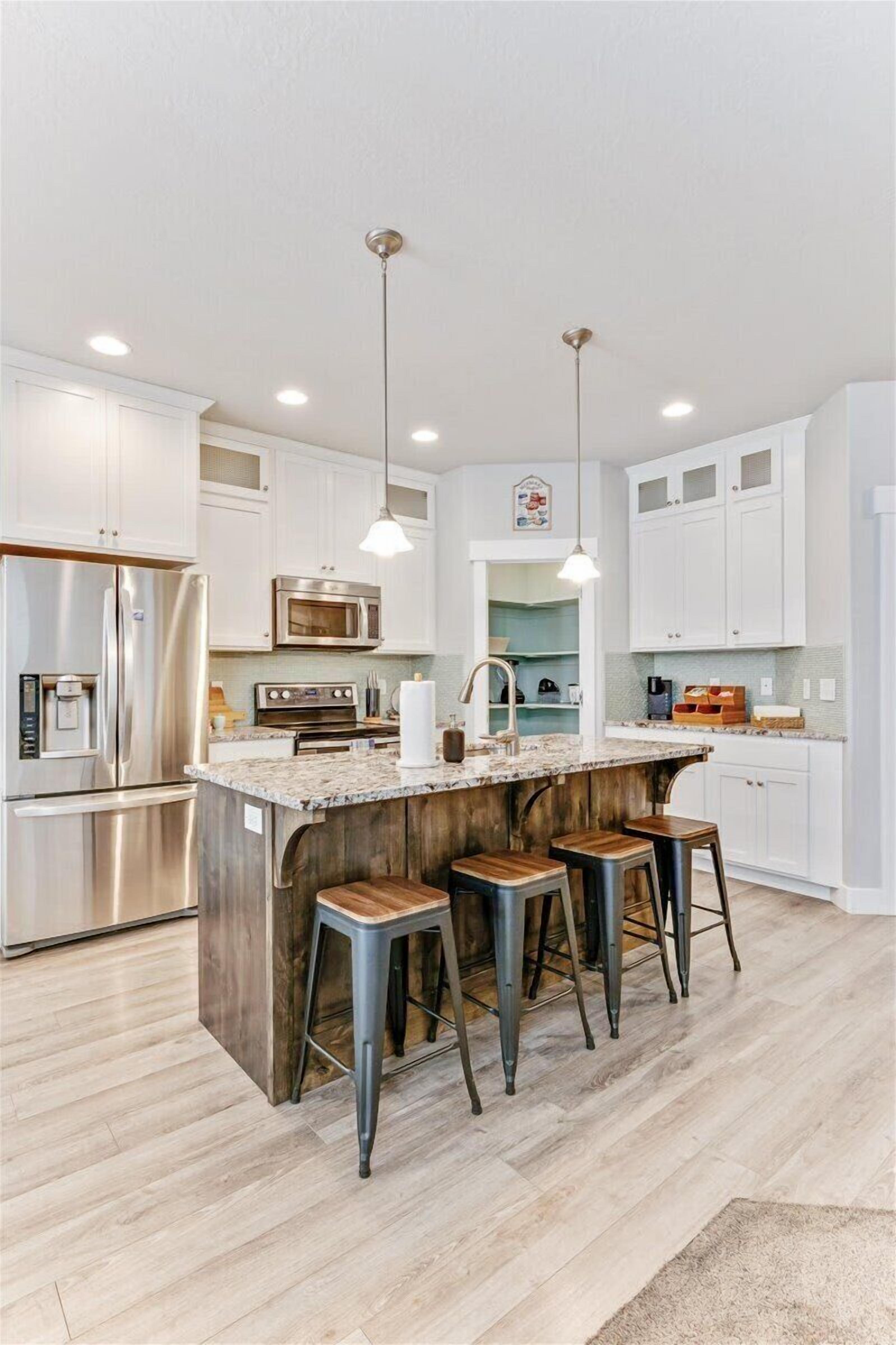 Køleskab, mikrobølgeovn, kogeplade, opvaskemaskine