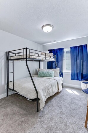 Cuna de viaje, wifi y ropa de cama 