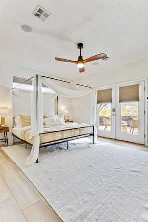 Tabla de planchar con plancha, cuna de viaje, wifi y ropa de cama