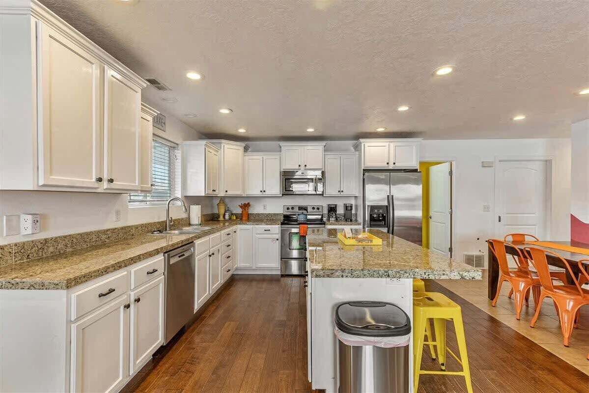 ثلاجة، ميكروويف، فرن، موقد طهي مسطح