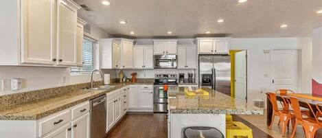 Refrigerador, microondas, horno, placa de cocina