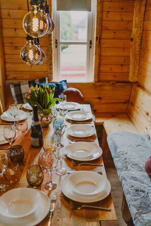 Dining - Cosy lodge walking distance to Aviemore, with hot tub, sauna, pet friendly (Aviemore)