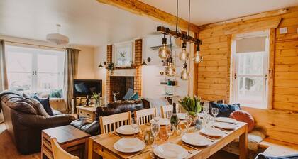 Cosy lodge walking distance to Aviemore, with hot tub, sauna, pet friendly