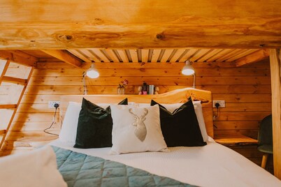 Cosy lodge walking distance to Aviemore, with hot tub, sauna, pet friendly