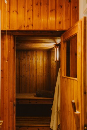 Interior - Cosy lodge walking distance to Aviemore, with hot tub, sauna, pet friendly (Aviemore)