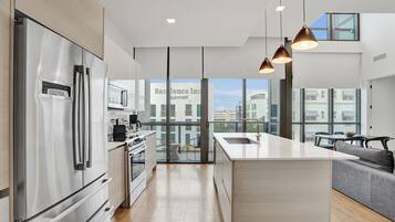 Luxury Apartment, Balcony, City View | Private kitchen