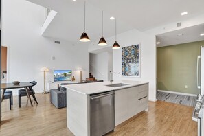 Apartamento superluxo, sacada, vista para a cidade | Parte interna