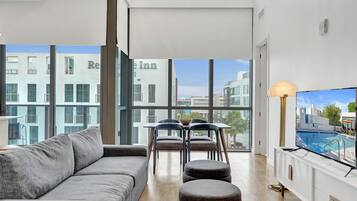 Apartamento superluxo, sacada, vista para a cidade | Área de estar