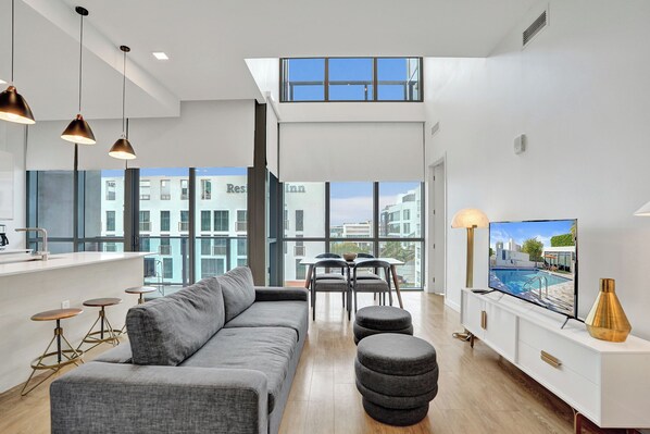 Luksusleilighet, balkong, byutsikt | Oppholdsområde