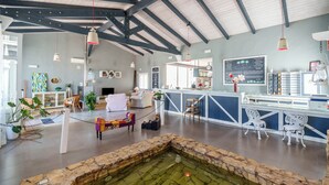 Une pièce spacieuse avec une fontaine en pierre, un coin bar et des sièges.