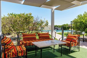 تناول الطعام بالخارج