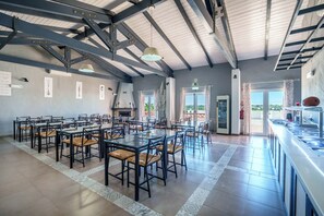 Dining - Private villa with swimming pool, jacuzzi and private parking. (Algoz)