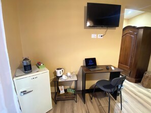 Comfort Room | In-room safe, desk, laptop workspace, iron/ironing board - B&B Amàre (Villagonia)
