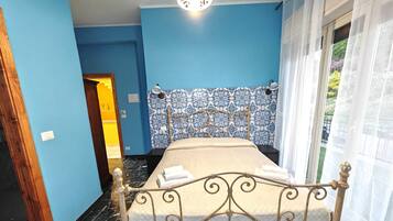 Camera Standard | Una cassaforte in camera, una scrivania, postazione laptop