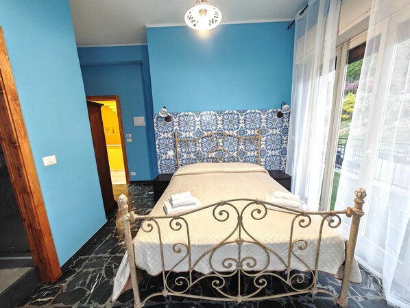 Camera Standard | Una cassaforte in camera, una scrivania, postazione laptop