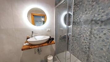 Standard Room | Bathroom | Shower, free toiletries, hair dryer, bidet